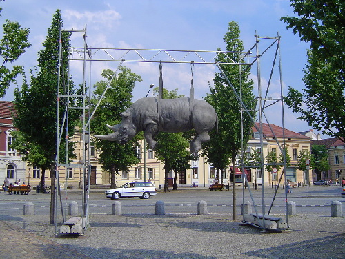 Tiens, un rhinocros volant