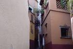 Ruelle clbre pour ses 2 balcons spars de quelques cms