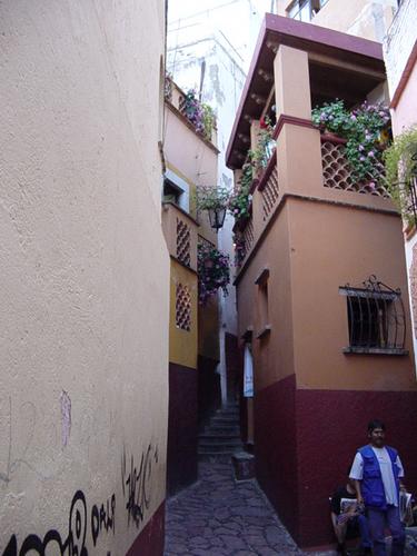 Ruelle clbre pour ses 2 balcons spars de quelques cms