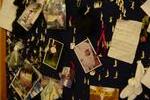 A l%27eglise %3a mains, pieds, photos pour commemorer des %22miracles%22