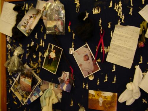 A l%27eglise %3a mains, pieds, photos pour commemorer des %22miracles%22